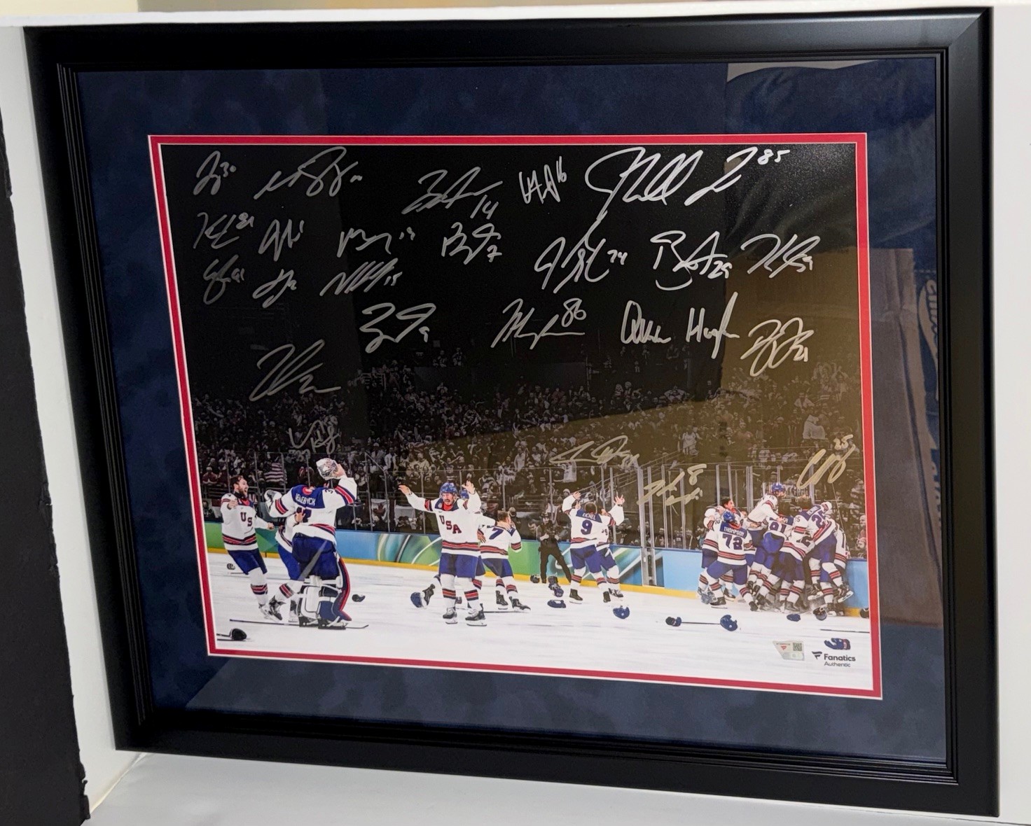 2026 USA Olympic Gold Medal Hockey Team Signed photo - 25 signatures FRAMED - Image 2